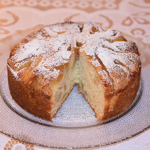 Italiensk pærekake (Torta di pere) Ingredienser: 3 Egg 1 ½ dl Sukker 250 g Ricotta 3 ½ dl Hvetemel ½ dl Maisenna 2 ½ ts Bakepulver 2 ½ ss Olje (oliven) ¼ ts Salt 4 Pærer (faste, men modne)