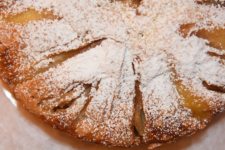Italiensk pærekake (Torta di pere) Ingredienser: 3 Egg 1 ½ dl Sukker 250 g Ricotta 3 ½ dl Hvetemel ½ dl Maisenna 2 ½ ts Bakepulver 2 ½ ss Olje (oliven) ¼ ts Salt 4 Pærer (faste, men modne)