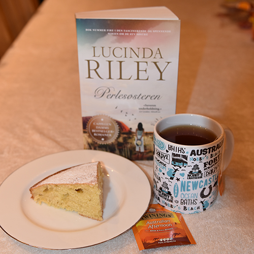 Riley, Lucinda, (2017) «Perlesøsteren», Cappelen Damms og Irsk Te kake Ingredienser 100 g • Smør 150 g Sukker 2 Egg 225 g Mel 2 ts Bakepulver 2 ts Vaniljesukker ½ ts Salt 1 ½ dl Melk • Melis (for å drysse over kaken)