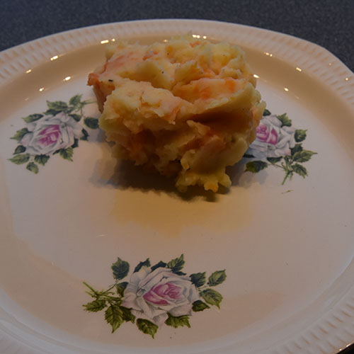 Potet-, pastinakk- og gulrotmos Ingredienser: 10 Poteter (små/middels) 2 Gulrøtter 2 Pastinakker ½ dl Melk Salt, pepper