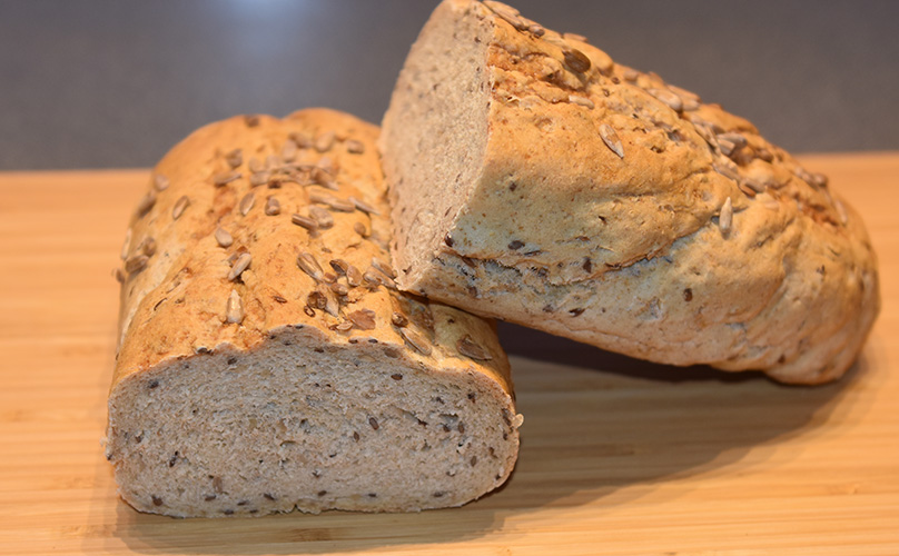 Rugbrød med lin- og solsikkefrø Ingredienser: 1 pk Gjær 6 dl Vann (fingervarmt) 2 ts Salt 1 ½ ts Sukker 1 dl Linfrø 1 dl Solsikkefrø 3 dl Rugmel (fint) Ca. 12 dl Hvetemel Vann, solsikkefrø