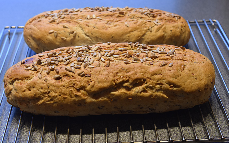 Rugbrød med lin- og solsikkefrø Ingredienser: 1 pk Gjær 6 dl Vann (fingervarmt) 2 ts Salt 1 ½ ts Sukker 1 dl Linfrø 1 dl Solsikkefrø 3 dl Rugmel (fint) Ca. 12 dl Hvetemel Vann, solsikkefrø