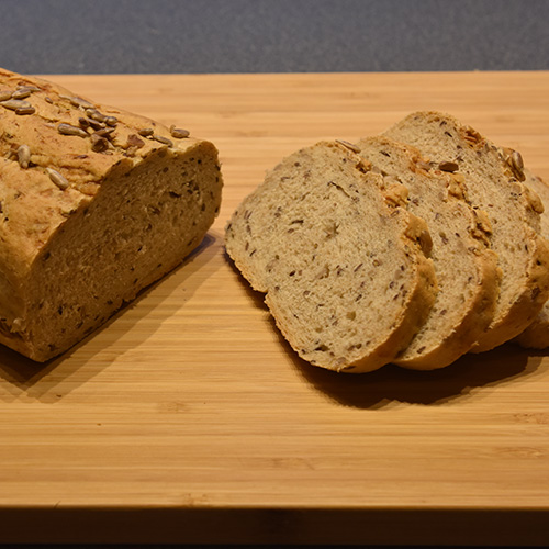 Rugbrød med lin- og solsikkefrø Ingredienser: 1 pk Gjær 6 dl Vann (fingervarmt) 2 ts Salt 1 ½ ts Sukker 1 dl Linfrø 1 dl Solsikkefrø 3 dl Rugmel (fint) Ca. 12 dl Hvetemel Vann, solsikkefrø
