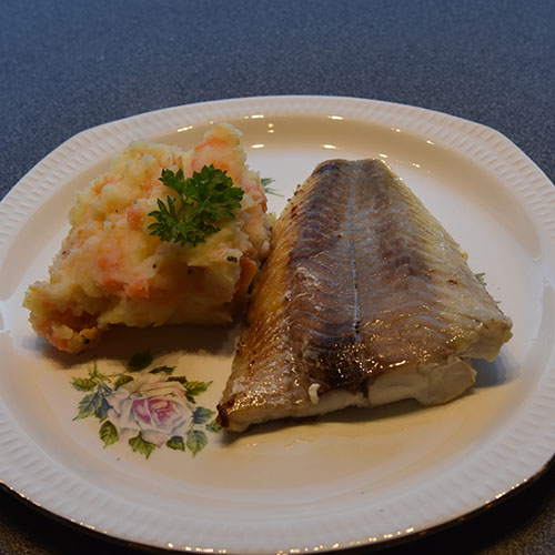 Smørstekt sei med potet-, pastinakk- og gulrotmos Ingredienser: 10 Poteter (små/middels) 2 Gulrøtter 2 Pastinakker ½ dl Melk Salt, pepper