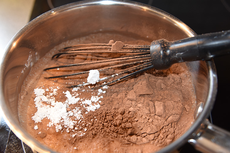 Sjokoladepudding Ingredienser: 7 dl Melk 1 Egg ½ dl Sukker 1 dl Kakao 1 dl Maisenna 2 ts Vaniljesukker