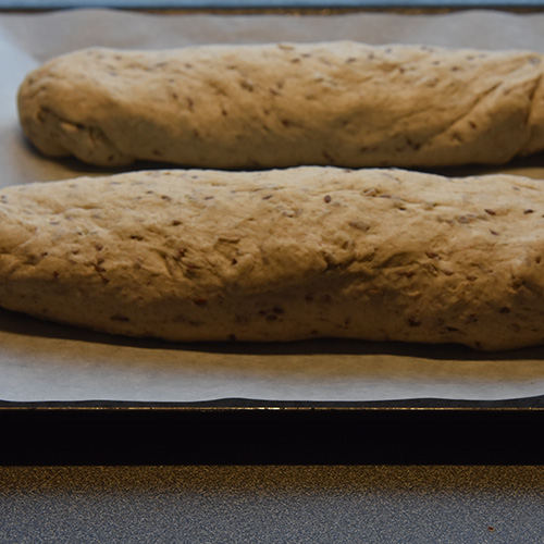 Rugbrød med lin- og solsikkefrø Ingredienser: 1 pk Gjær 6 dl Vann (fingervarmt) 2 ts Salt 1 ½ ts Sukker 1 dl Linfrø 1 dl Solsikkefrø 3 dl Rugmel (fint) Ca. 12 dl Hvetemel Vann, solsikkefrø