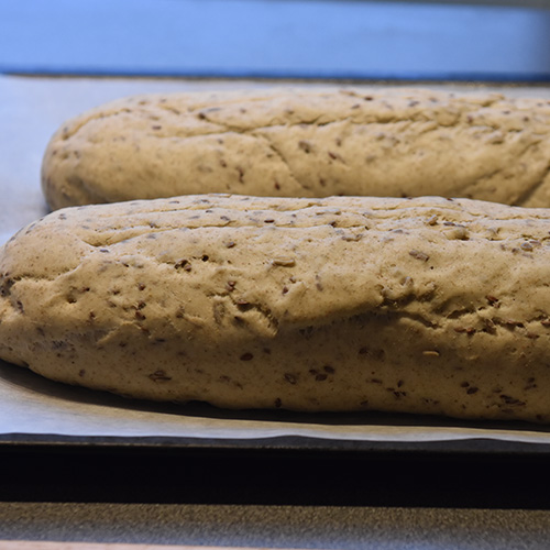 Rugbrød med lin- og solsikkefrø Ingredienser: 1 pk Gjær 6 dl Vann (fingervarmt) 2 ts Salt 1 ½ ts Sukker 1 dl Linfrø 1 dl Solsikkefrø 3 dl Rugmel (fint) Ca. 12 dl Hvetemel Vann, solsikkefrø