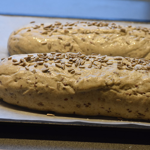 Rugbrød med lin- og solsikkefrø Ingredienser: 1 pk Gjær 6 dl Vann (fingervarmt) 2 ts Salt 1 ½ ts Sukker 1 dl Linfrø 1 dl Solsikkefrø 3 dl Rugmel (fint) Ca. 12 dl Hvetemel Vann, solsikkefrø