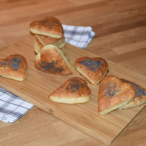 Hjerterundstykker Ingredienser: 25 g Gjær 2 ½ dl Melk 50 g Smør (smeltet) 1 ts Salt 1 ss Sirup 1 dl Havregryn Ca. 6 dl Hvetemel