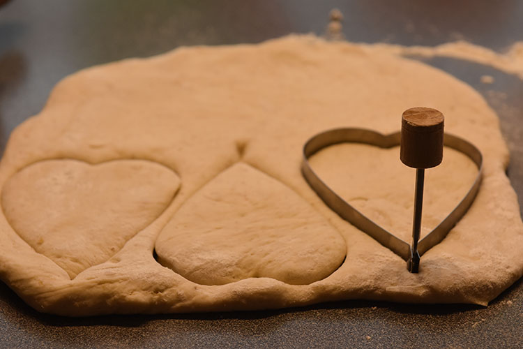 Hjerterundstykker Ingredienser: 25 g Gjær 2 ½ dl Melk 50 g Smør (smeltet) 1 ts Salt 1 ss Sirup 1 dl Havregryn Ca. 6 dl Hvetemel