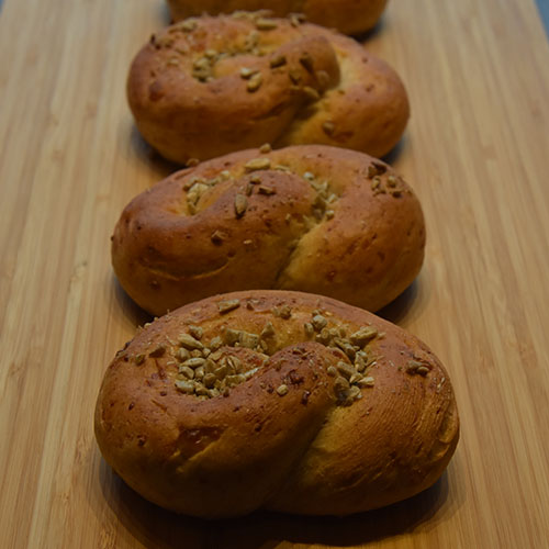 Små ostekringler Ingredienser: ½ pk Gjær 4 dl Vann (fingervarmt) 1 ss Olje (nøytral 2 ts Sukker ½ ts Salt 3 dl Ost (revet, hvit) 1 Egg 4 dl Sammalt hvete (fin) Ca. 6 dl Hvetemel