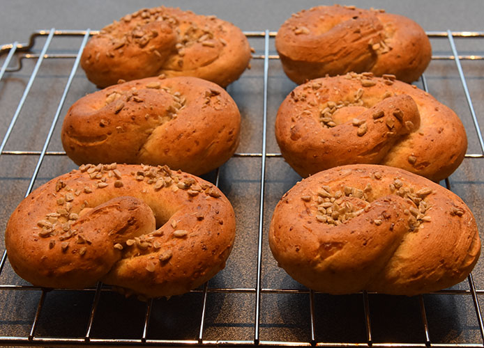 Små ostekringler Ingredienser: ½ pk Gjær 4 dl Vann (fingervarmt) 1 ss Olje (nøytral 2 ts Sukker ½ ts Salt 3 dl Ost (revet, hvit) 1 Egg 4 dl Sammalt hvete (fin) Ca. 6 dl Hvetemel