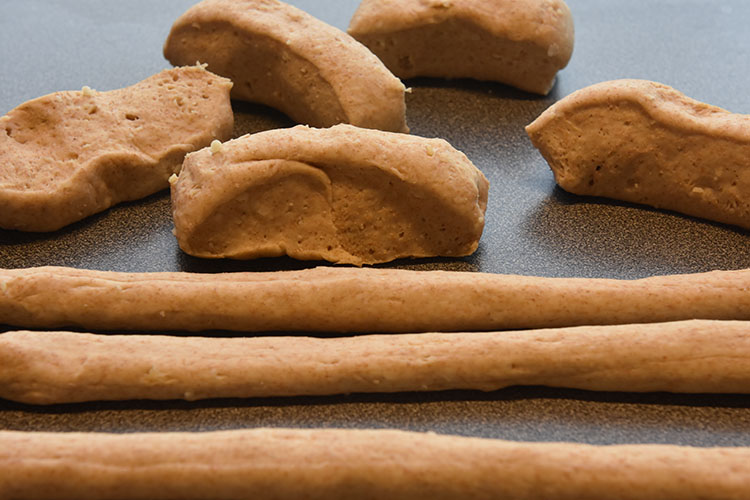 Små ostekringler Ingredienser: ½ pk Gjær 4 dl Vann (fingervarmt) 1 ss Olje (nøytral 2 ts Sukker ½ ts Salt 3 dl Ost (revet, hvit) 1 Egg 4 dl Sammalt hvete (fin) Ca. 6 dl Hvetemel