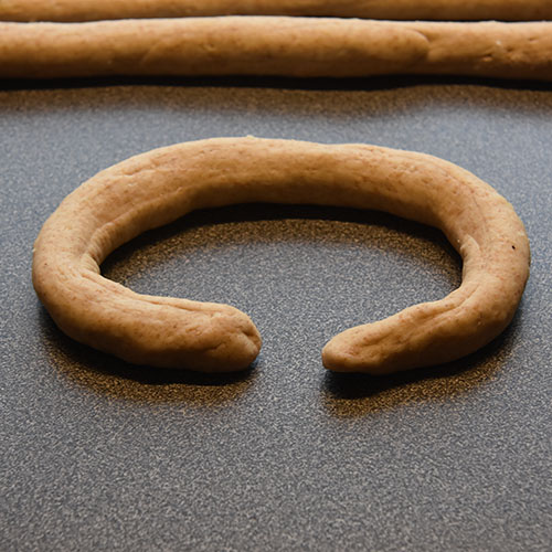 Små ostekringler Ingredienser: ½ pk Gjær 4 dl Vann (fingervarmt) 1 ss Olje (nøytral 2 ts Sukker ½ ts Salt 3 dl Ost (revet, hvit) 1 Egg 4 dl Sammalt hvete (fin) Ca. 6 dl Hvetemel