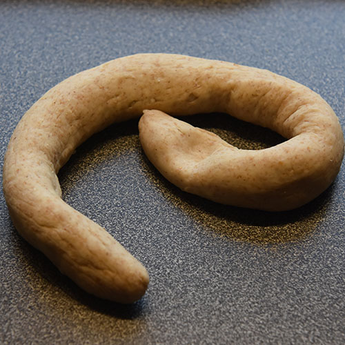 Små ostekringler Ingredienser: ½ pk Gjær 4 dl Vann (fingervarmt) 1 ss Olje (nøytral 2 ts Sukker ½ ts Salt 3 dl Ost (revet, hvit) 1 Egg 4 dl Sammalt hvete (fin) Ca. 6 dl Hvetemel