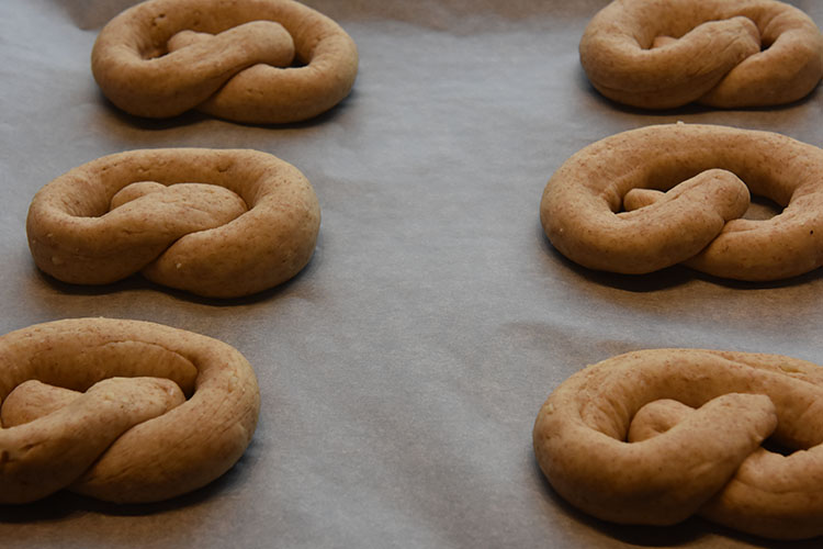 Små ostekringler Ingredienser: ½ pk Gjær 4 dl Vann (fingervarmt) 1 ss Olje (nøytral 2 ts Sukker ½ ts Salt 3 dl Ost (revet, hvit) 1 Egg 4 dl Sammalt hvete (fin) Ca. 6 dl Hvetemel