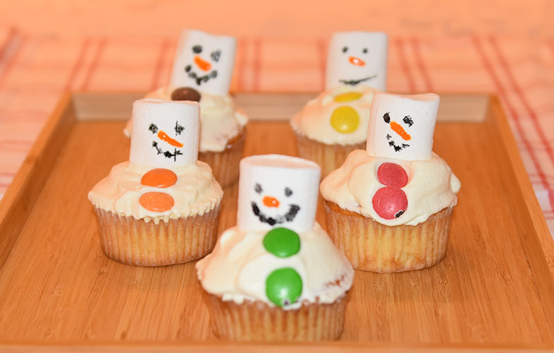 Snømannmuffins Ingredienser: 1½ dl Sukker 100 g Smør /margarin (smeltet) 2 Egg 2½ dl Hvetemel 1 ts Bakepulver 1 ts Vaniljesukker 1 dl Melk Pynt: 1- 2 dl Kremfløte Marshmallows Nonstop konditorfarge