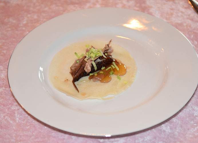 Sprøstekt And Ingredienser: 2200 g And (hel, rå) Salt Four-spice Ingefær Tilbehør: Kinesiske pannekaker Vårløk (finsnittet) Plommesaus https://heidisboble.no/ @heidisboble