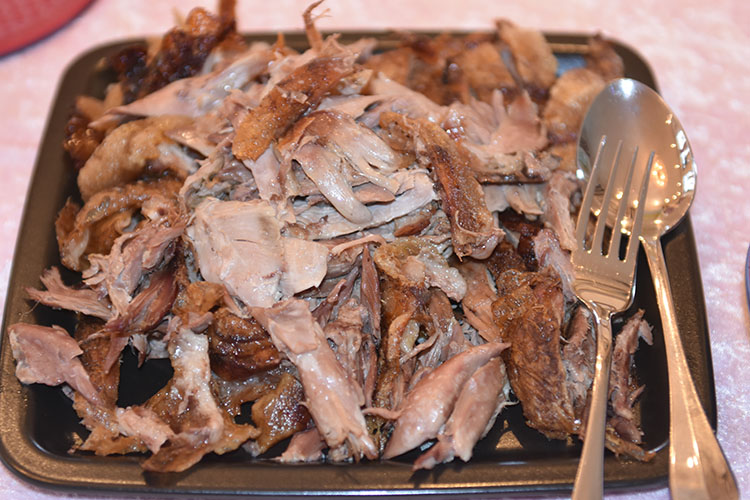 Sprøstekt And Ingredienser: 2200 g And (hel, rå) Salt Four-spice Ingefær Tilbehør: Kinesiske pannekaker Vårløk (finsnittet) Plommesaus