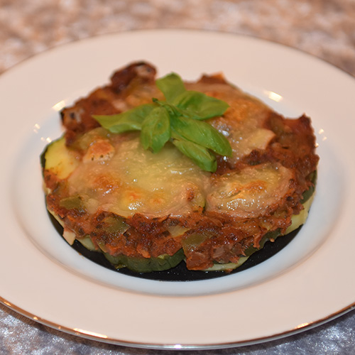 Squash – og tomatpai Ingredienser: 4 Poteter 1 Squash 1 Løk 1 Paprika (grønn) ¼ Purre (ca. 50 g) 1 fedd Hvitløk 1 ts Spisskumen 1 ts Paprikapuver 2 ss Basilikum (hakket) 1 ts Persile (hakket) 1 bx Tomater (hermetiske) 1 Mozzarella Salt og pepper 60 g Strøbrød 2 ss Parmesan 4 Terteformer (små, med løs bunn) Eller noe annet å steke dem i