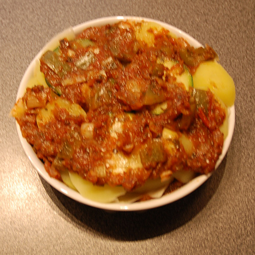 Squash – og tomatpai Ingredienser: 4 Poteter 1 Squash 1 Løk 1 Paprika (grønn) ¼ Purre (ca. 50 g) 1 fedd Hvitløk 1 ts Spisskumen 1 ts Paprikapuver 2 ss Basilikum (hakket) 1 ts Persile (hakket) 1 bx Tomater (hermetiske) 1 Mozzarella Salt og pepper 60 g Strøbrød 2 ss Parmesan 4 Terteformer (små, med løs bunn) Eller noe annet å steke dem i