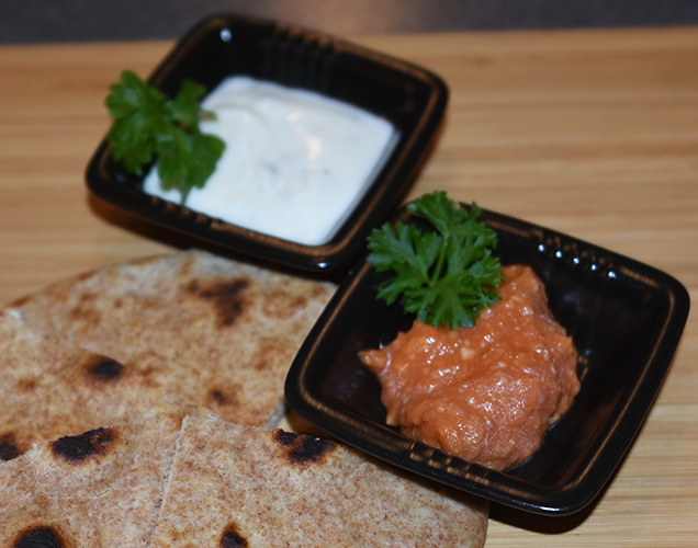 Tomat chutney Ingredienser: 700 g Tomater (delt i to) 2 ss Olje (nøytral) 1-2 Chilier (hakket) 1 cm Ingefær (fersk, skrelt og raspet) 1 fedd Hvitløk (hakket) 2 ss Koriander ¼ ts Salt