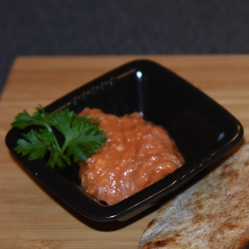 Tomat chutney Ingredienser: 700 g Tomater (delt i to) 2 ss Olje (nøytral) 1-2 Chilier (hakket) 1 cm Ingefær (fersk, skrelt og raspet) 1 fedd Hvitløk (hakket) 2 ss Koriander ¼ ts Salt