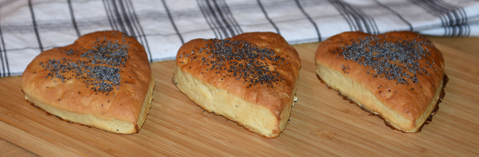 Hjerterundstykker Ingredienser: 25 g Gjær 2 ½ dl Melk 50 g Smør (smeltet) 1 ts Salt 1 ss Sirup 1 dl Havregryn Ca. 6 dl Hvetemel