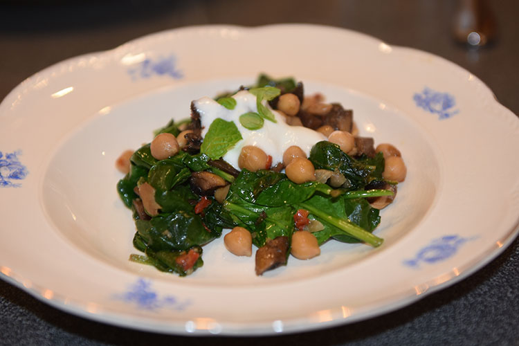 Varm kikerter- og sjampinjongsalat Ingredienser: 400 g Kikerter 3 ss Olje (oliven) 300 g Sjampinjonger (hakkete) 1 Chili (rød, uten frø) 2 fedd Hvitløk 2 ts Spisskummen ½ Lime (saft) 250 g Spinat (baby) Salt, pepper Yoghurtdressing med mynteblader 2 dl Yoghurt (naturell) 1 neve Mynteblader (hakket) ½ Lime (saft) 1 ss Olivenolje Salt, pepper