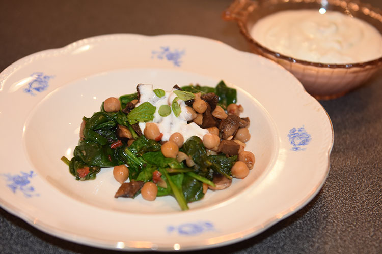 Varm kikerter- og sjampinjongsalat Ingredienser: 400 g Kikerter 3 ss Olje (oliven) 300 g Sjampinjonger (hakkete) 1 Chili (rød, uten frø) 2 fedd Hvitløk 2 ts Spisskummen ½ Lime (saft) 250 g Spinat (baby) Salt, pepper Yoghurtdressing med mynteblader 2 dl Yoghurt (naturell) 1 neve Mynteblader (hakket) ½ Lime (saft) 1 ss Olivenolje Salt, pepper
