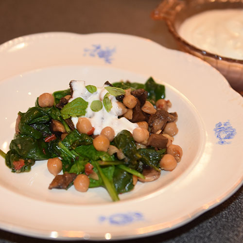 Varm kikerter- og sjampinjongsalat Ingredienser: 400 g Kikerter 3 ss Olje (oliven) 300 g Sjampinjonger (hakkete) 1 Chili (rød, uten frø) 2 fedd Hvitløk 2 ts Spisskummen ½ Lime (saft) 250 g Spinat (baby) Salt, pepper Yoghurtdressing med mynteblader 2 dl Yoghurt (naturell) 1 neve Mynteblader (hakket) ½ Lime (saft) 1 ss Olivenolje Salt, pepper https://heidisboble.no/ @heidisboble