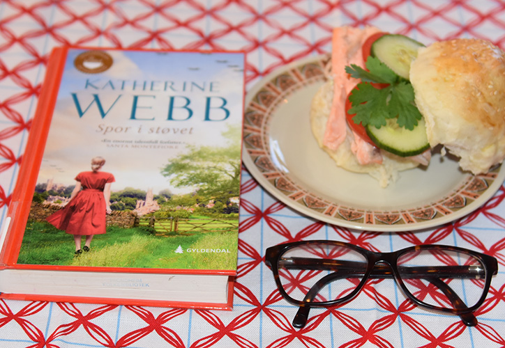 Webb, Kathrine (2019) «Spor i støvet». Gyldendal og Brytebrød etter oppskrift fra Baker Brun (2018), "Våre beste oppskrifter. 125 år med tradisjonsbakst" Ingredienser: ½ pk Gjær 3 dl Vann 2 ss Olje (oliven) ½ ts Sukker 7 dl Hvetemel Egg (sammenvispet) Sesamfrø