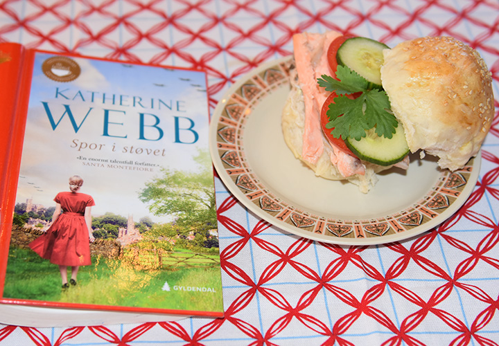 Webb, Kathrine (2019) «Spor i støvet». Gyldendal og Brytebrød etter oppskrift fra Baker Brun (2018), "Våre beste oppskrifter. 125 år med tradisjonsbakst" Ingredienser: ½ pk Gjær 3 dl Vann 2 ss Olje (oliven) ½ ts Sukker 7 dl Hvetemel Egg (sammenvispet) Sesamfrø