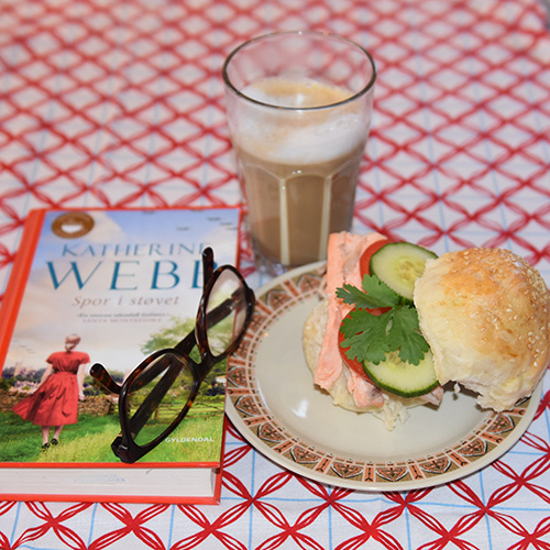 Webb, Kathrine (2019) «Spor i støvet». Gyldendal og Brytebrød etter oppskrift fra Baker Brun (2018), "Våre beste oppskrifter. 125 år med tradisjonsbakst" Ingredienser: ½ pk Gjær 3 dl Vann 2 ss Olje (oliven) ½ ts Sukker 7 dl Hvetemel Egg (sammenvispet) Sesamfrø