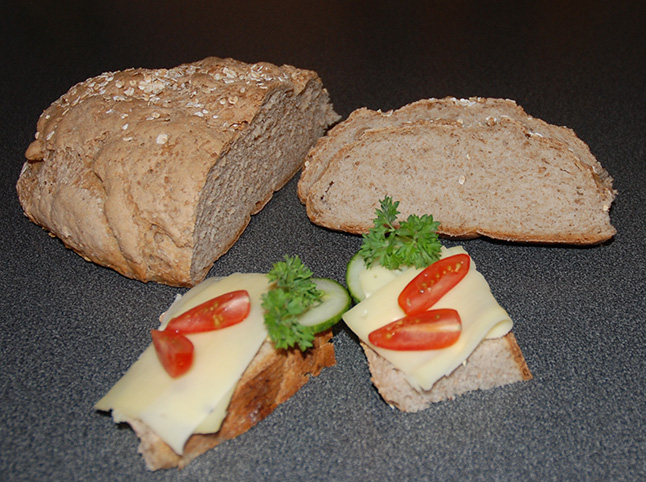 Yoghurtbrød Ingredienser: 1 pk Gjær 4 dl Vann (fingervarmt) 3½ dl Yoghurt (naturell) 2 dl Sammalt hvete (grov) 3 dl Sammalt rug (fin) 1 l Hvetemel 1 dl Havregryn 2 ts Salt