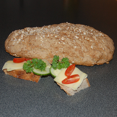 Yoghurtbrød Ingredienser: 1 pk Gjær 4 dl Vann (fingervarmt) 3½ dl Yoghurt (naturell) 2 dl Sammalt hvete (grov) 3 dl Sammalt rug (fin) 1 l Hvetemel 1 dl Havregryn 2 ts Salt