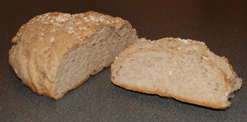 Yoghurtbrød Ingredienser: 1 pk Gjær 4 dl Vann (fingervarmt) 3½ dl Yoghurt (naturell) 2 dl Sammalt hvete (grov) 3 dl Sammalt rug (fin) 1 l Hvetemel 1 dl Havregryn 2 ts Salt