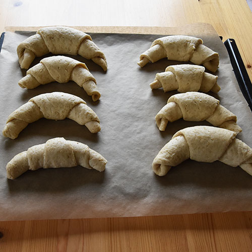 Havrehorn Ingredienser: 6 dl Melk 150 g Smør 1 pk Gjær 750 g Hvetemel 250 g Havremel 1½ dl Sukker 1 Egg Havregryn