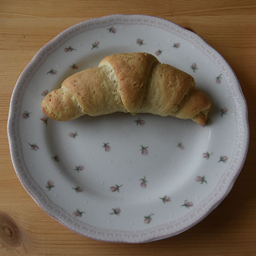 Havrehorn Ingredienser: 6 dl Melk 150 g Smør 1 pk Gjær 750 g Hvetemel 250 g Havremel 1½ dl Sukker 1 Egg Havregryn