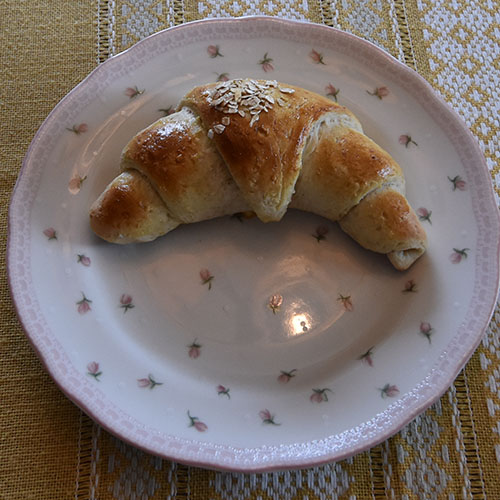 Havrehorn Ingredienser: 6 dl Melk 150 g Smør 1 pk Gjær 750 g Hvetemel 250 g Havremel 1½ dl Sukker 1 Egg Havregryn