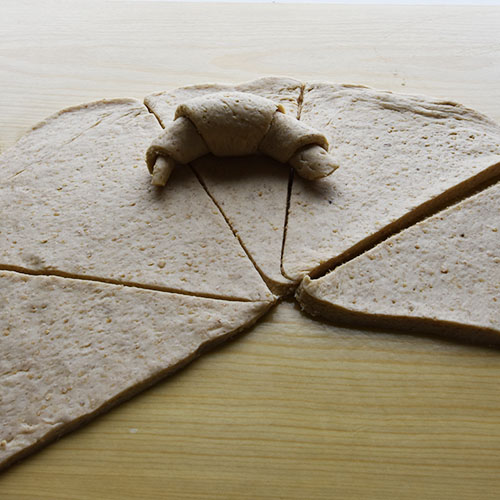 Havrehorn Ingredienser: 6 dl Melk 150 g Smør 1 pk Gjær 750 g Hvetemel 250 g Havremel 1½ dl Sukker 1 Egg Havregryn