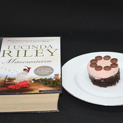 Riley, Lucinda, (2018) «Månesøsteren», Cappelen Damm og Klissete sjokoladekake Ingredienser: 2 Egg 3 dl Sukker 1 ½ dl Hvetemel 4 ss Kakao 1 ss Vaniljesukker 1 knipe Salt 100 gr Margarin - smeltet