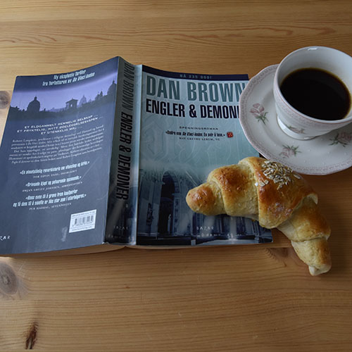 Brown, Dan (2007), «Engler & Demoner». Bazar og Havrehorn Ingredienser: 6 dl Melk 150 g Smør 1 pk Gjær 750 g Hvetemel 250 g Havremel 1½ dl Sukker 1 Egg Havregryn