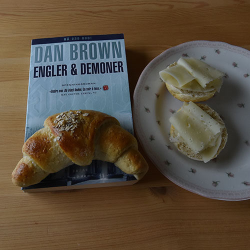Brown, Dan (2007), «Engler & Demoner». Bazar og Havrehorn Ingredienser: 6 dl Melk 150 g Smør 1 pk Gjær 750 g Hvetemel 250 g Havremel 1½ dl Sukker 1 Egg Havregryn