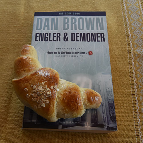 Brown, Dan (2007), «Engler & Demoner». Bazar og Havrehorn Ingredienser: 6 dl Melk 150 g Smør 1 pk Gjær 750 g Hvetemel 250 g Havremel 1½ dl Sukker 1 Egg Havregryn