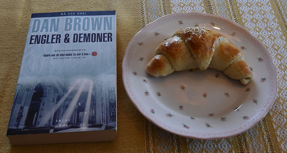 Brown, Dan (2007), «Engler & Demoner». Bazar og Havrehorn Ingredienser: 6 dl Melk 150 g Smør 1 pk Gjær 750 g Hvetemel 250 g Havremel 1½ dl Sukker 1 Egg Havregryn