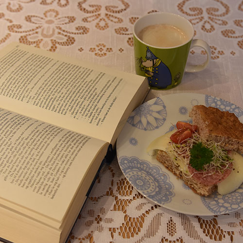 George, Elizabeth (1994) «Asken og æren» Tiden Norsk forlag og Lettvinte havrebrød i langpanne Ingredienser: 1 ½ dl Havregryn (lettkokte) 2 ½ dl Vann (kokende) 5 ½ dl Melk (Lett/skummet) 50 g Smør 1 pk Gjær 1 ts Salt 1 ss Sirup 4 dl Sammalthvete (fin) 4 dl Sammalthvete (grov) 8 dl Hvetemel