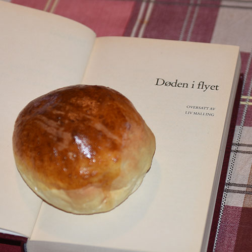 Christie, Agatha (1987) «Døden i flyet», Aschehoug og Boller etter oppskrift fra Baker Brun Ingredienser 6 dl Melk 150 g Smør 1 pk Gjær 1 kg Hvetemel 1½ dl Sukker 1 Egg (sammepisket)