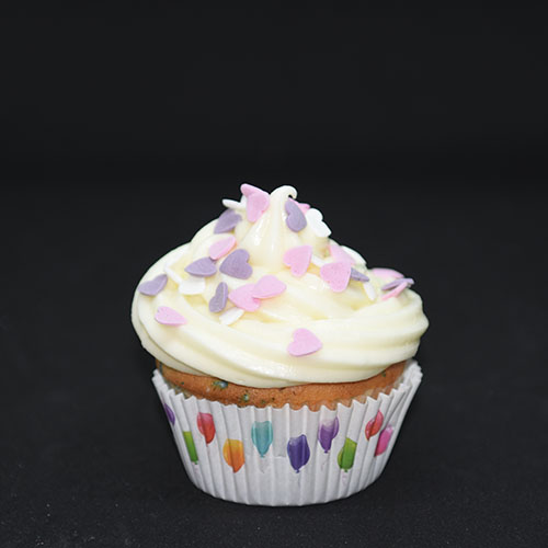 Cupcakes med kakestrø (til heidisboble 1 år) Ingredienser: 150 g Smør (romtemperert) 1 dl Olje (nøytral) 5 dl Sukker 3 Egg (romtemperert) 2 Eggeplommer (romtemperert) 1 ss Vaniljeekstrakt (eller -sukker) 2 ½ ts Bakepulver 7 ½ dl Hvetemel 2 ½ dl Kefir (romtemperert) Topping og pynt: 100 g Smør 250 g Philadelphiaost (eller Mascarpone 1 ss Vaniljesukker 500 g Melis Kakestrø Lys og ballonger