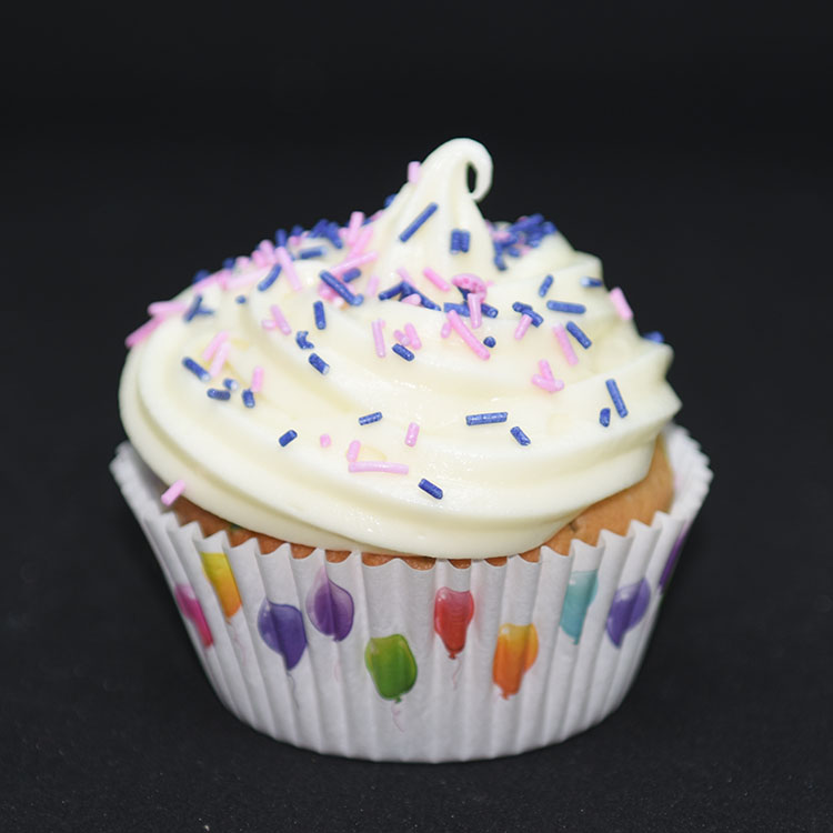 Cupcakes med kakestrø (til heidisboble 1 år) Ingredienser: 150 g Smør (romtemperert) 1 dl Olje (nøytral) 5 dl Sukker 3 Egg (romtemperert) 2 Eggeplommer (romtemperert) 1 ss Vaniljeekstrakt (eller -sukker) 2 ½ ts Bakepulver 7 ½ dl Hvetemel 2 ½ dl Kefir (romtemperert) Topping og pynt: 100 g Smør 250 g Philadelphiaost (eller Mascarpone 1 ss Vaniljesukker 500 g Melis Kakestrø Lys og ballonger